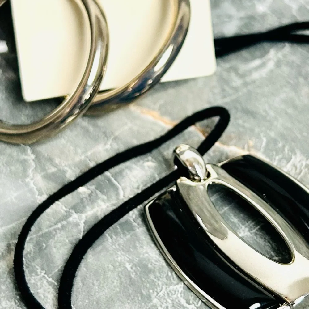 Lia Sophia Pendant necklace with New Day Silver Hoop Earrings! WHAT A DUO!!🌸 NWT - Picture 4 of 7